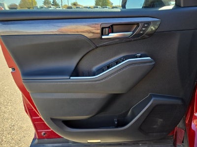 2023 Toyota Highlander Hybrid Platinum