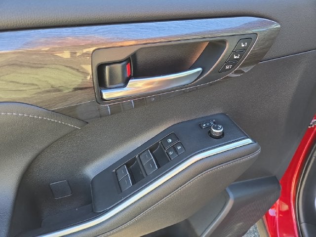 2023 Toyota Highlander Hybrid Platinum