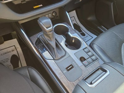 2023 Toyota Highlander Hybrid Platinum