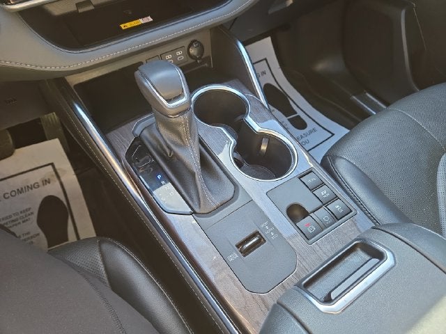 2023 Toyota Highlander Hybrid Platinum