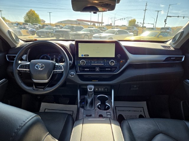 2023 Toyota Highlander Hybrid Platinum